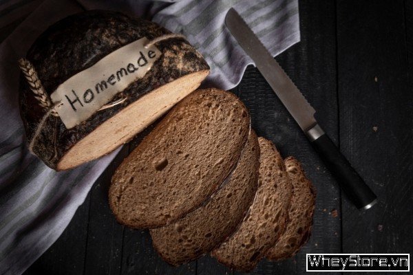 1 lát bánh mì gối đen trên thớt gỗ, minh họa lượng calo trong bánh mì