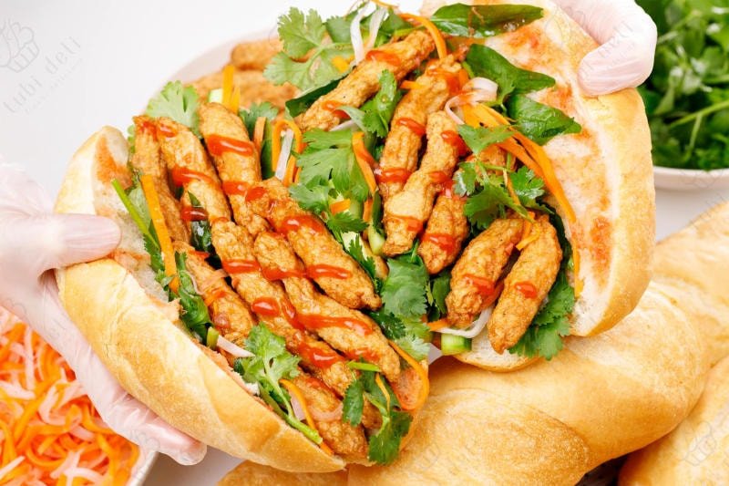 1 ổ bánh mì kẹp thịt bao nhiêu calo