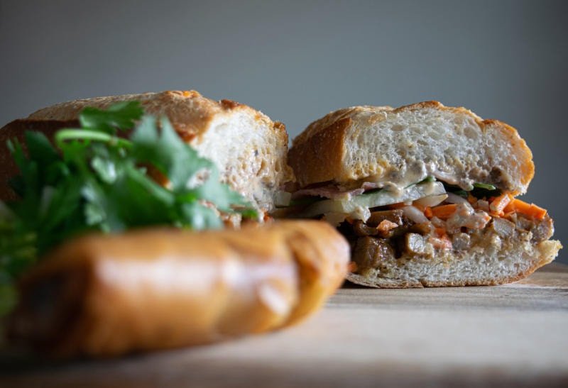 1 ổ bánh mì kẹp thịt nguội bao nhiêu calo