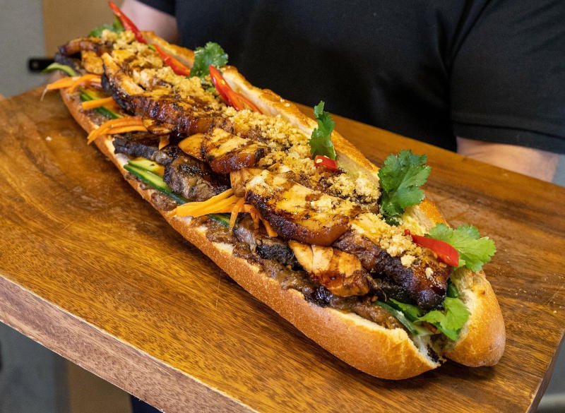 1 ổ bánh mì kẹp thịt trứng bao nhiêu calo
