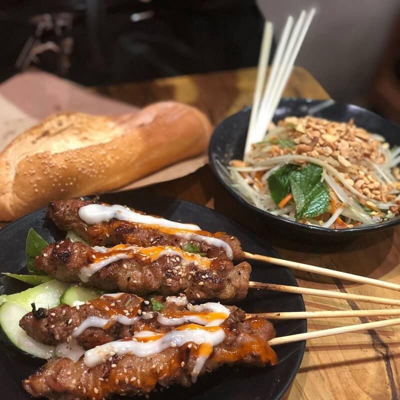 1 ổ bánh mì kẹp thịt xiên bao nhiêu calo