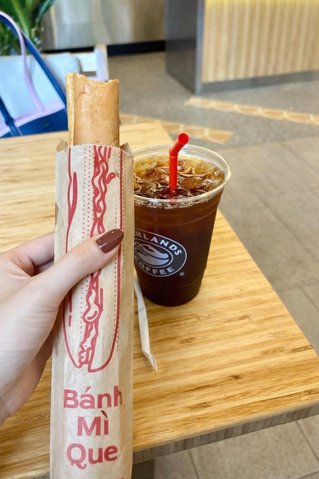 Bánh mì Highland bao nhiêu calo và ăn thế nào không tăng cân