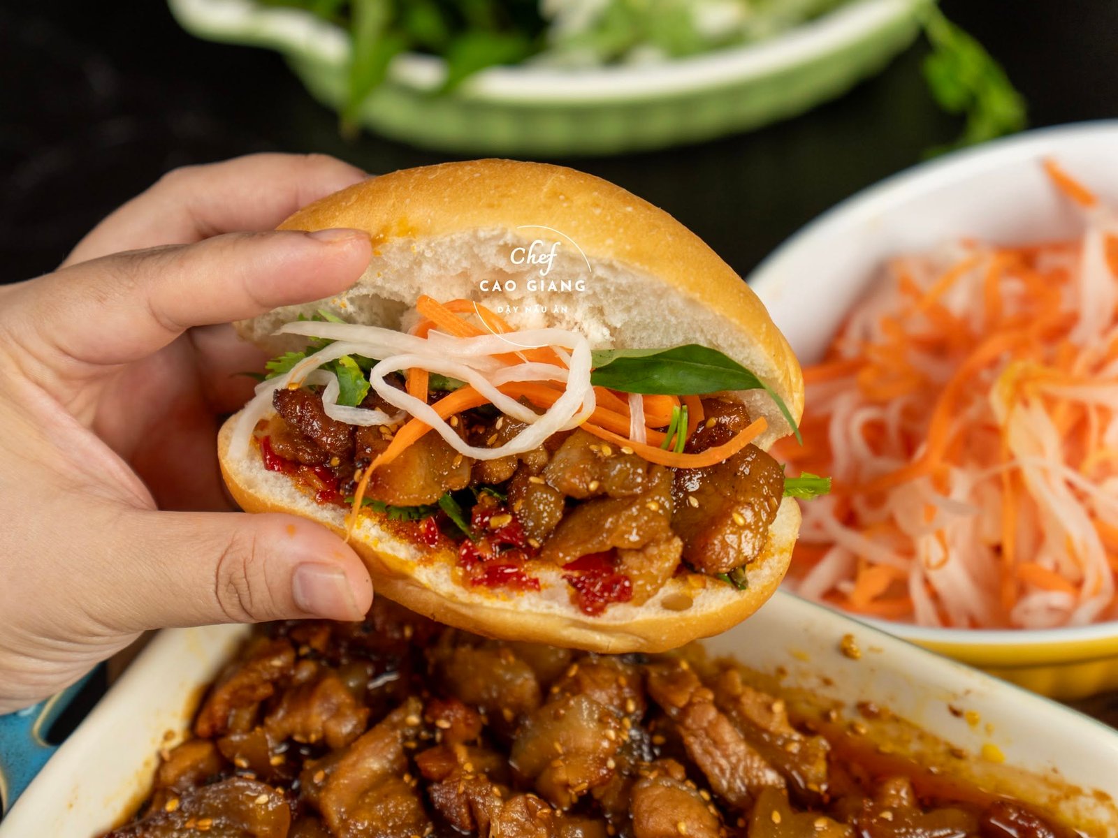 Cùng thưởng thức bánh mì thịt xíu Huế chuẩn vị truyền thống