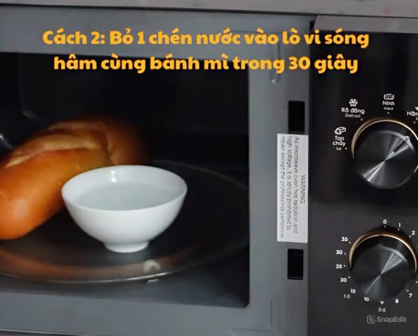 alt text mô tả việc đặt bánh mì và cốc nước vào lò vi sóng để hâm nóng