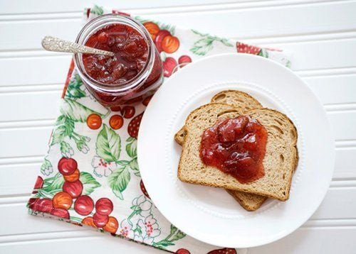 Ăn bánh mì buổi sáng: Bánh nướng ngọt với mứt và kem