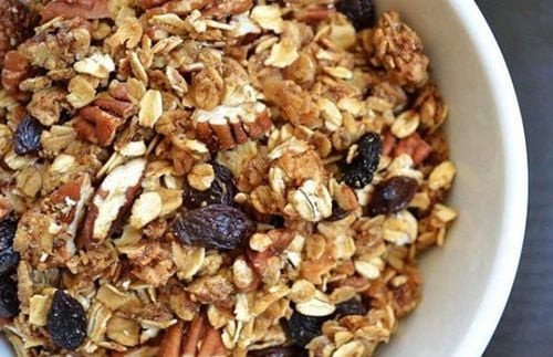 Ăn bánh mì buổi sáng: Thanh granola chứa nhiều đường ẩn
