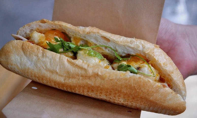 Ăn bánh mì kẹp thịt có béo không