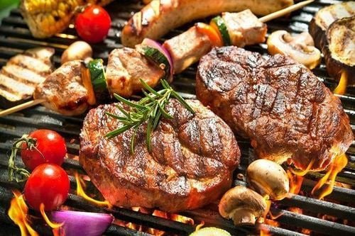 Ăn nhiều món nướng và đồ chiên ngập dầu có thể gây tăng cân nhanh chóng và tích tụ mỡ thừa