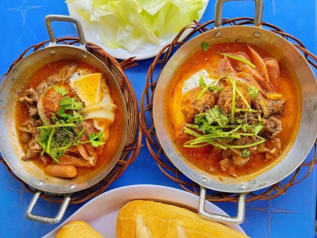 Ảnh bánh mì chảo đầy đặn với trứng ốp la, pate và xúc xích