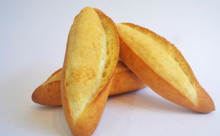 ảnh bánh mì không nóng hổi với vỏ vàng óng, chuẩn vị Việt