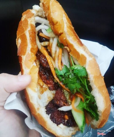 ảnh bánh mì thịt nướng vàng giòn với nhân thịt đậm đà hấp dẫn
