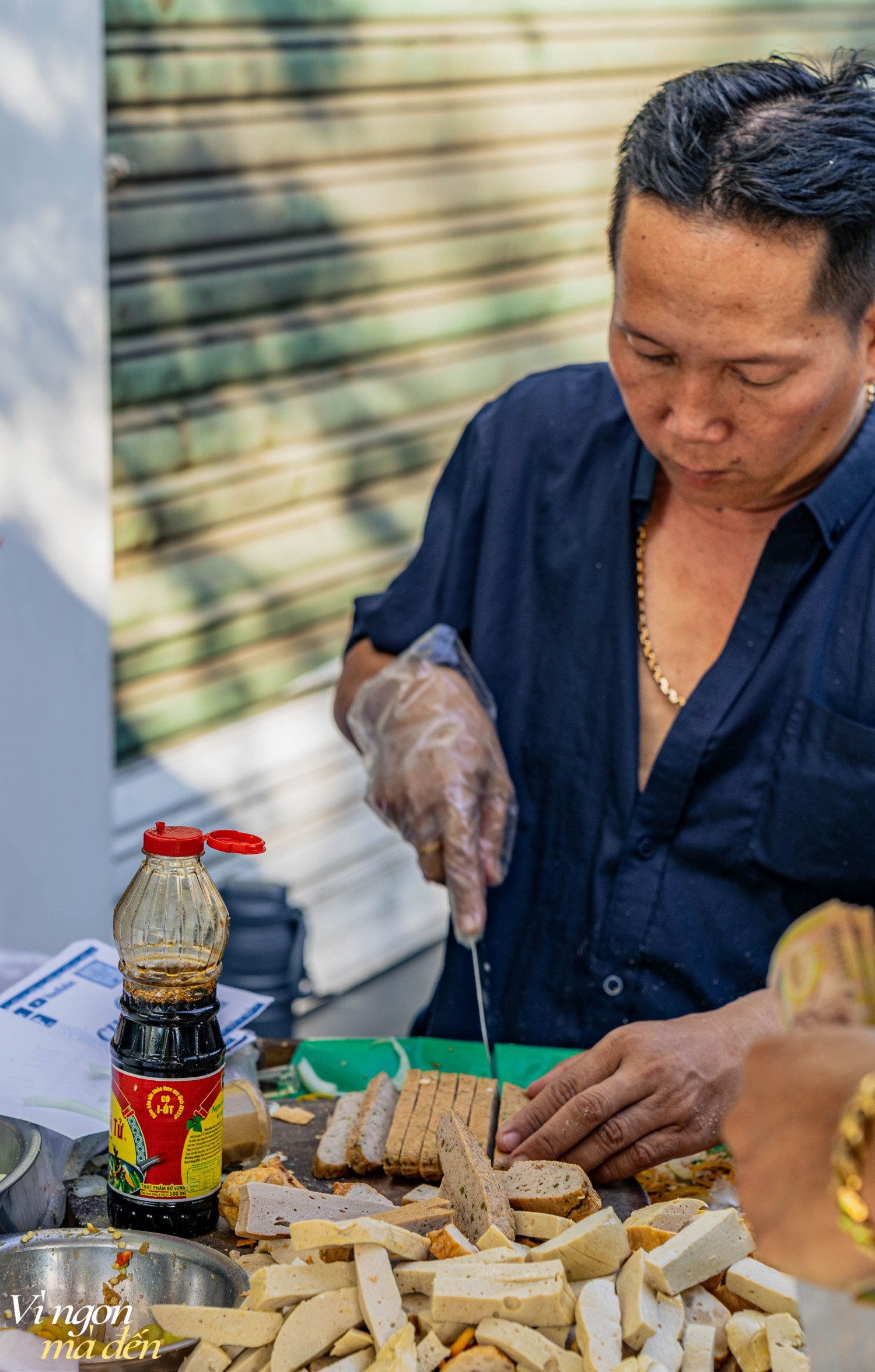 Anh Nguyễn Hoàng Quốc Thiện, đời thứ 3 của tiệm bánh mì Cụ Lý, đang làm bánh cho khách