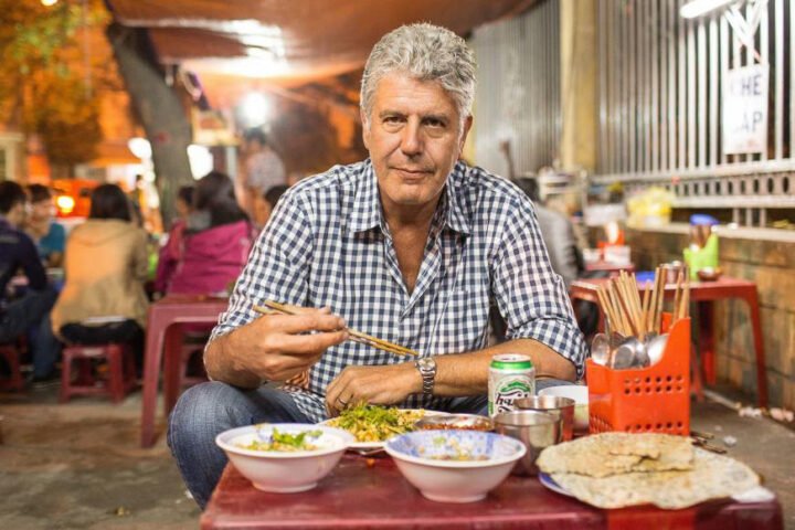Anthony Bourdain thưởng thức món ăn Việt Nam