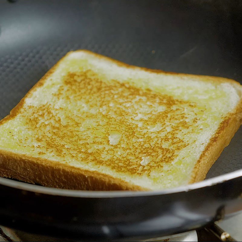 Áp chảo bánh mì cho món bánh mì sandwich phô mai