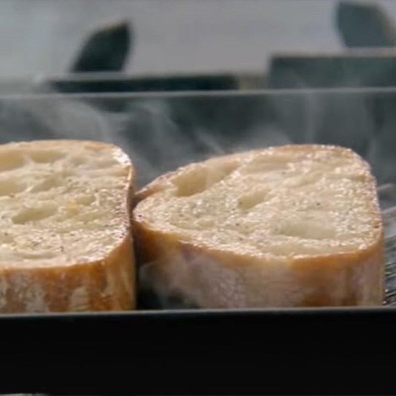 Áp chảo bánh mì giòn rụm để ăn cùng sốt quả bơ