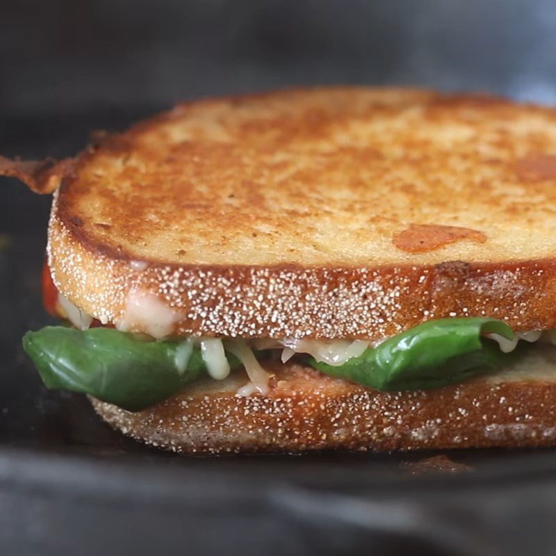 Áp chảo bánh mì sandwich kẹp phô mai cà chua nướng trên chảo