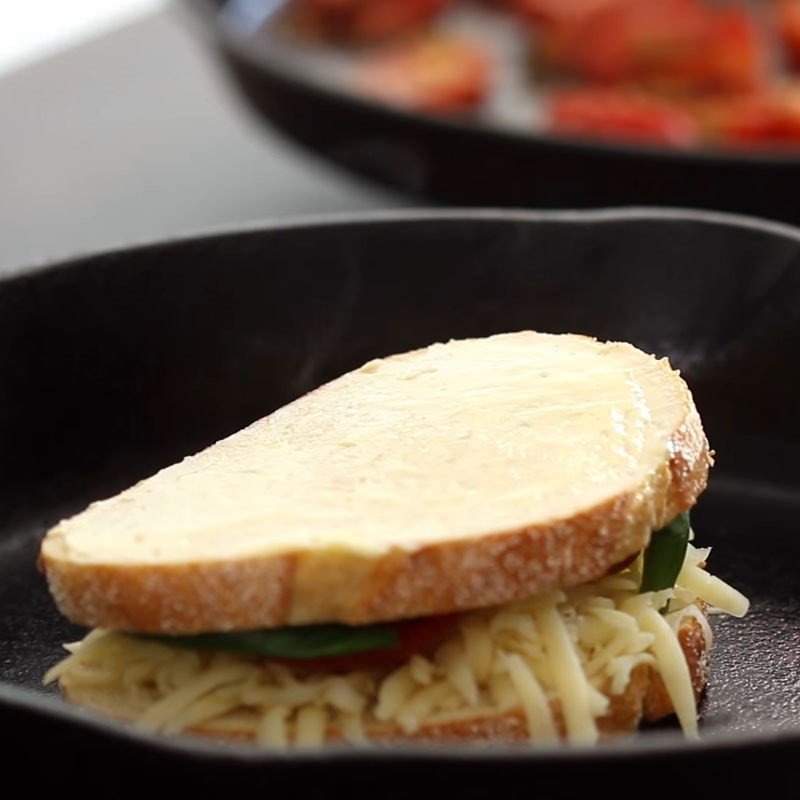 Áp chảo bánh mì sandwich phô mai cà chua cho đến khi vàng giòn