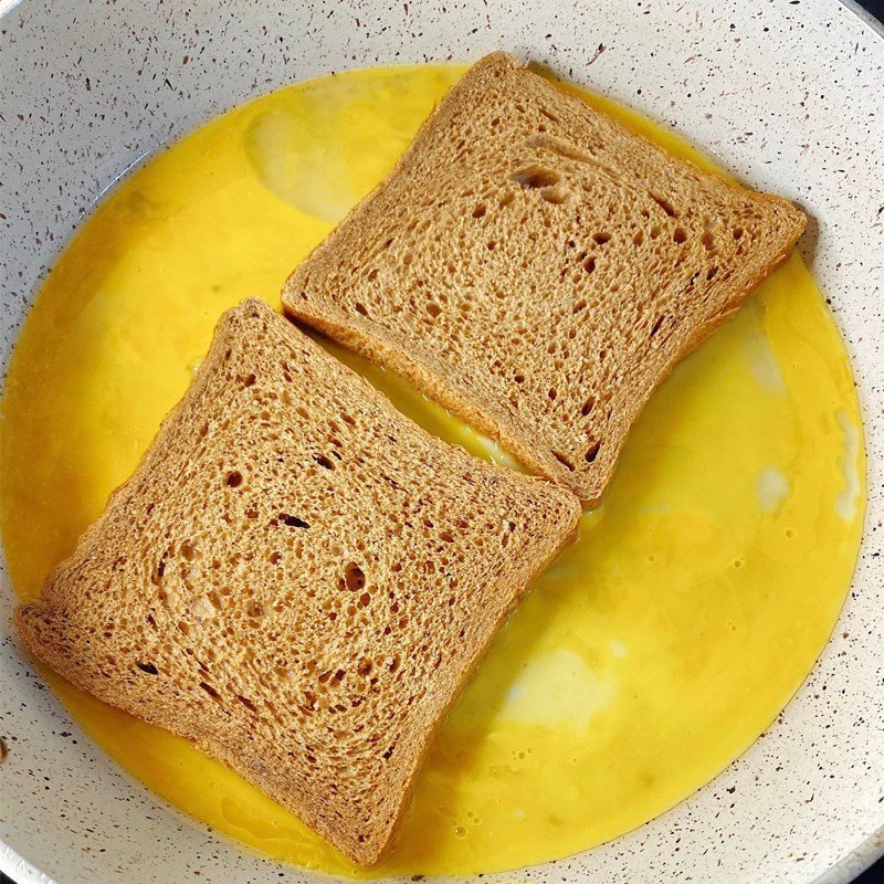 Áp chảo trứng và bánh mì cho bánh mì sandwich tam giác