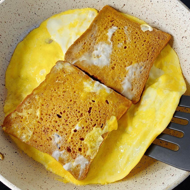 Áp chảo trứng và bánh mì sandwich