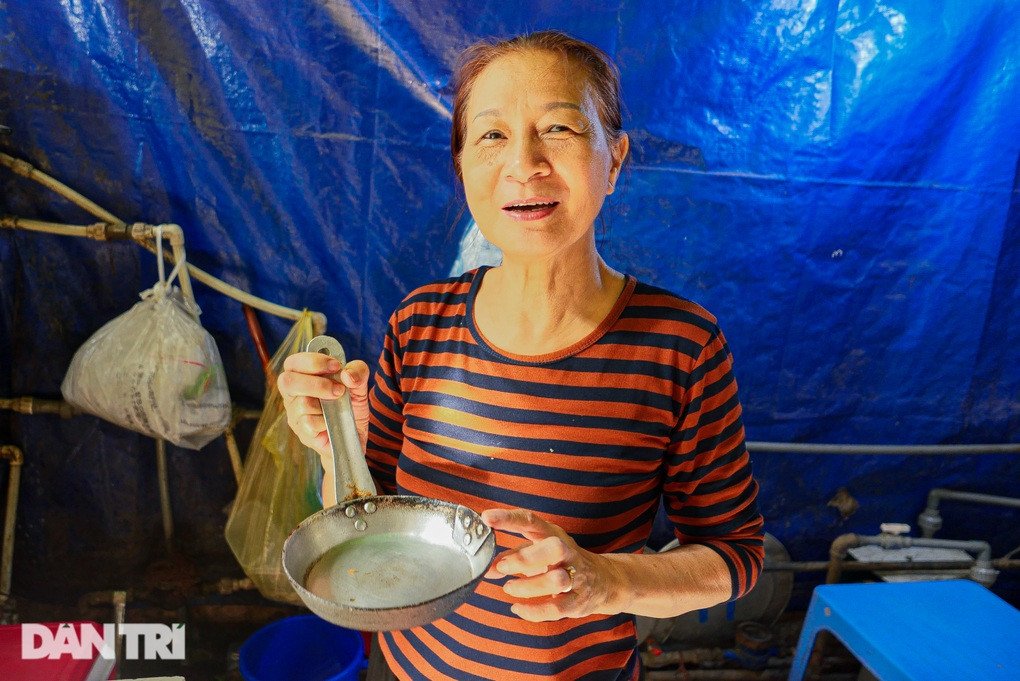 Bà chủ quán bánh mì chảo Mai Hắc Đế tự hào giới thiệu chiếc chảo Liên Xô hơn 40 năm.