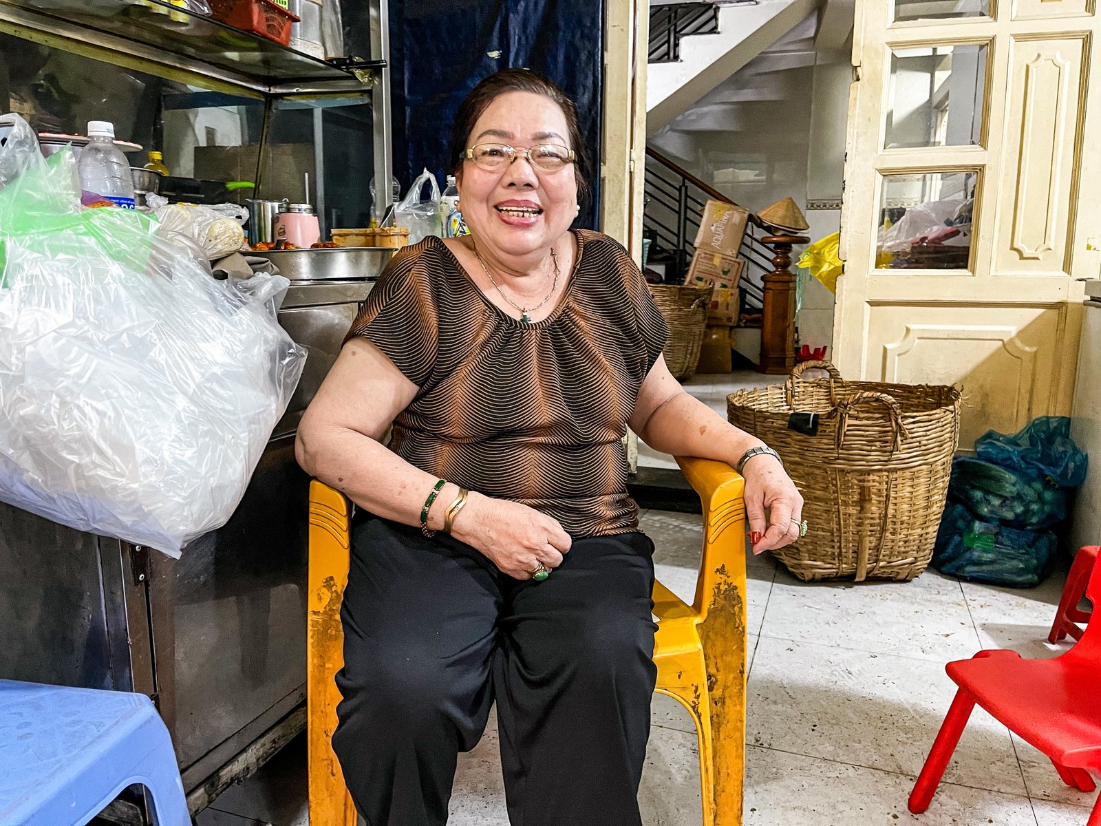 Bà Điệp, người đứng sau thành công của thương hiệu bánh mì nổi tiếng, tận tâm giám sát công việc, đảm bảo chất lượng cho từng chiếc bánh.