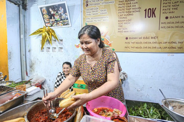 Bà Nguyễn Thị Tho đang kể về lịch sử tiệm bánh mì Trường Tiền o Tho