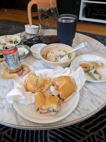 Bàn ăn sau khi thưởng thức bánh mì pate ngon miệng