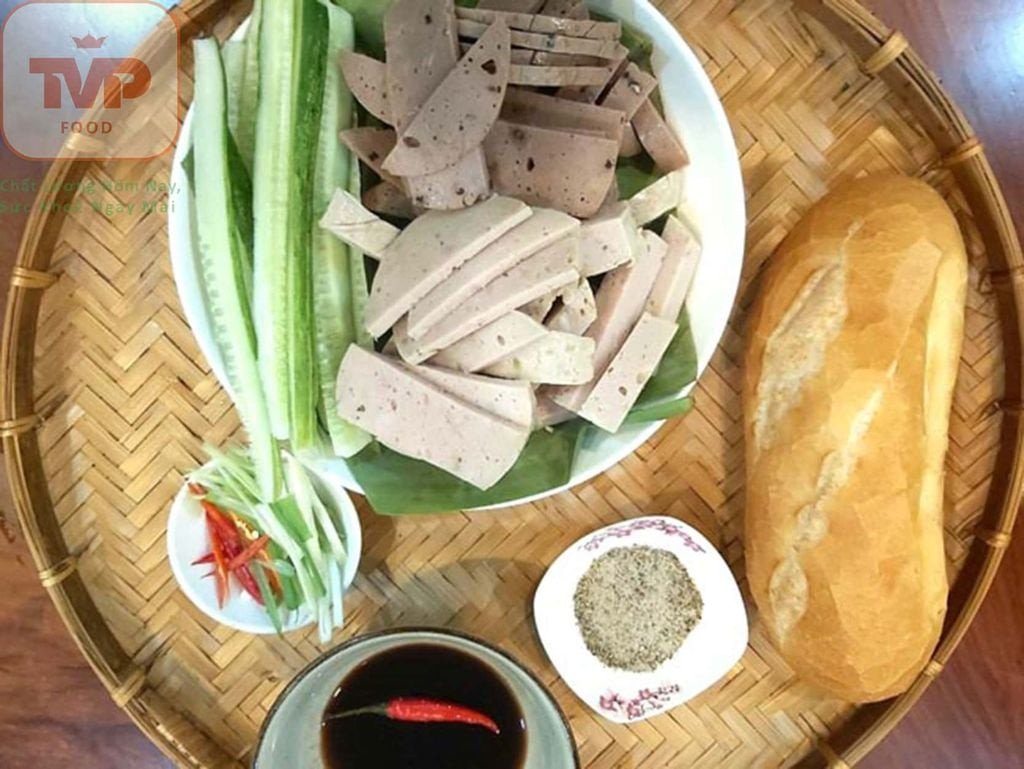 Bàn bày các nguyên liệu tươi sống gồm rau thơm, dưa chuột, ớt và chả lụa để làm bánh mì thịt chả lụa