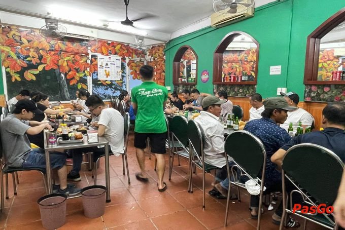 Bàn ghế sạch sẽ, lối đi rộng rãi, mang lại trải nghiệm thoải mái khi dùng bánh mì ngọc hiếu