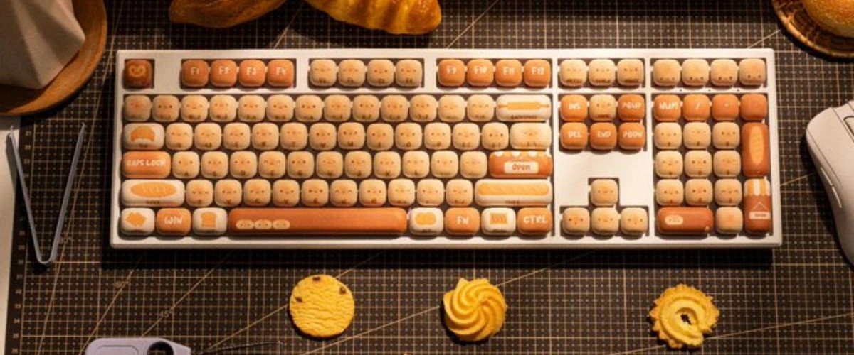 Bàn phím cơ Monsgeek với đèn RGB sáng rực rỡ và keycap chủ đề bánh mì