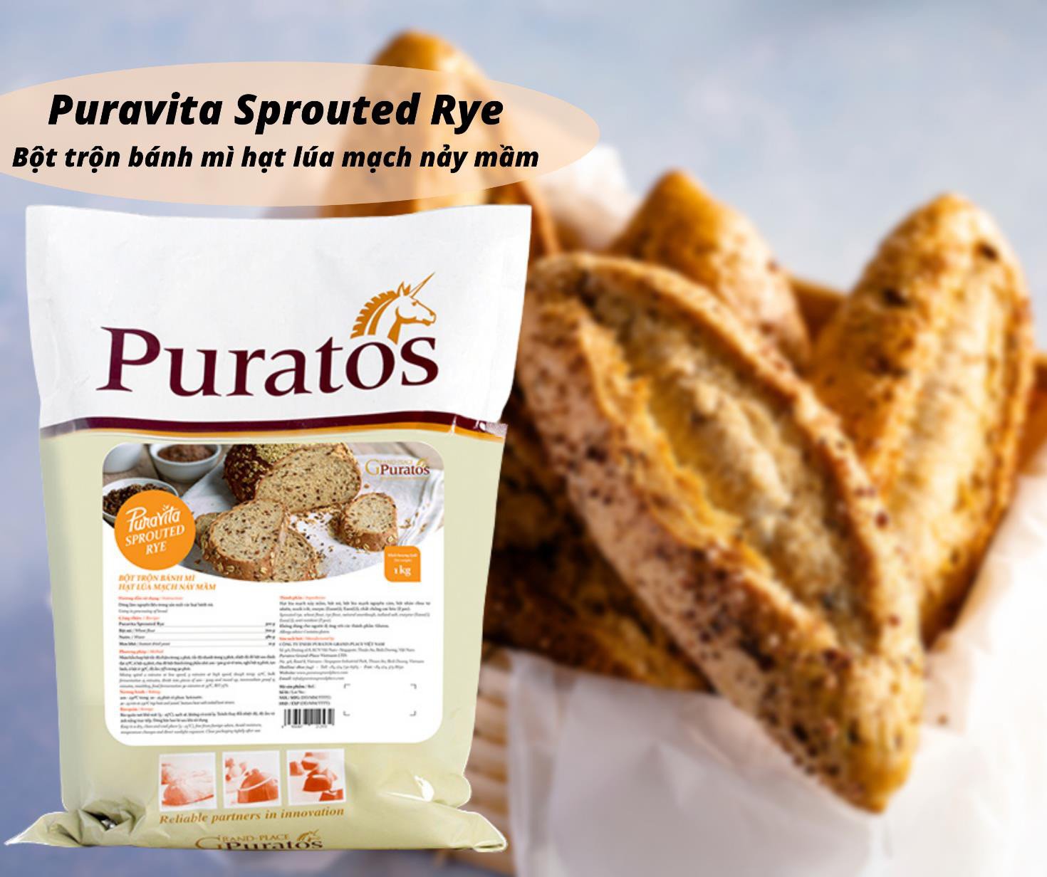 Bàn tay đang cắt một ổ bánh mì hạt nảy mầm tươi mới, cho thấy độ xốp và cấu trúc của bánh.