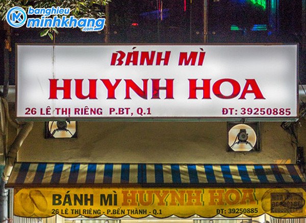 bảng hiệu bánh mì Huynh Hoa chất liệu Mica