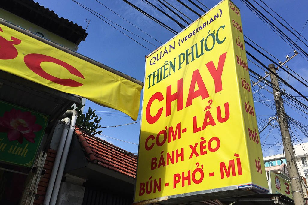 Bảng hiệu "Chay" quen thuộc báo hiệu một nhà hàng phục vụ món ăn chay ngon và thanh đạm.