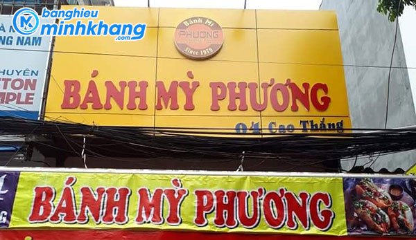 Bảng hiệu quán bánh mì Phượng màu vàng nổi bật, tạo ấn tượng mạnh về một thương hiệu có những ảnh bánh mì đẹp