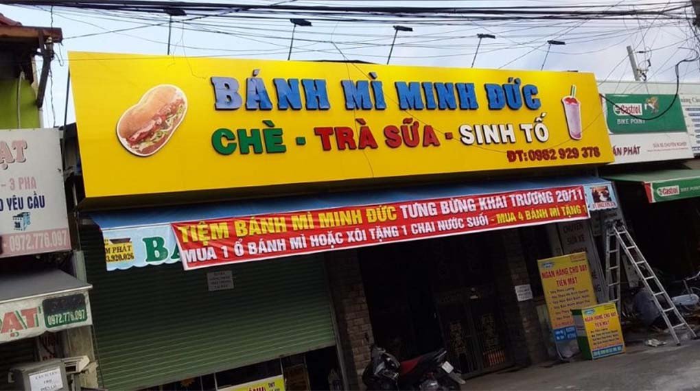 Bảng hiệu tiệm bánh mì Alu và Mica kết hợp