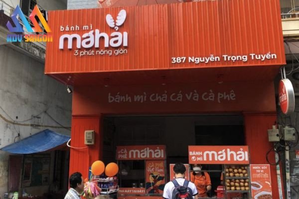 Bảng hiệu xe bánh mì Má Hải màu đỏ kích thích vị giác