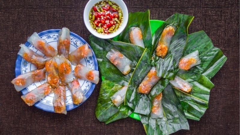 Bánh bột lọc truyền thống ăn kèm rau sống tươi xanh và nước chấm chua ngọt, gợi ý cách thưởng thức lành mạnh.