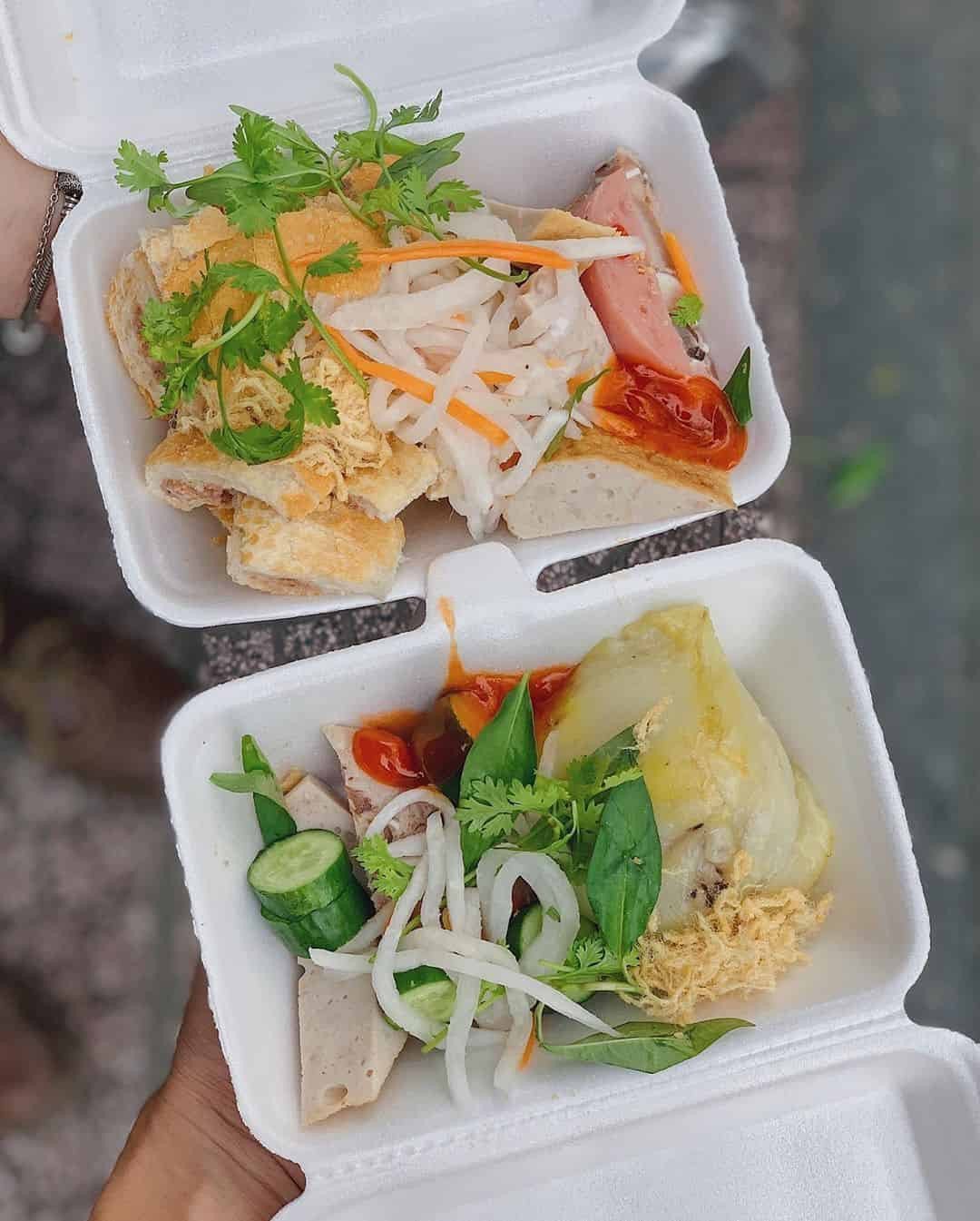 Bánh giò nóng hổi – món ăn kèm tại quầy bánh mì