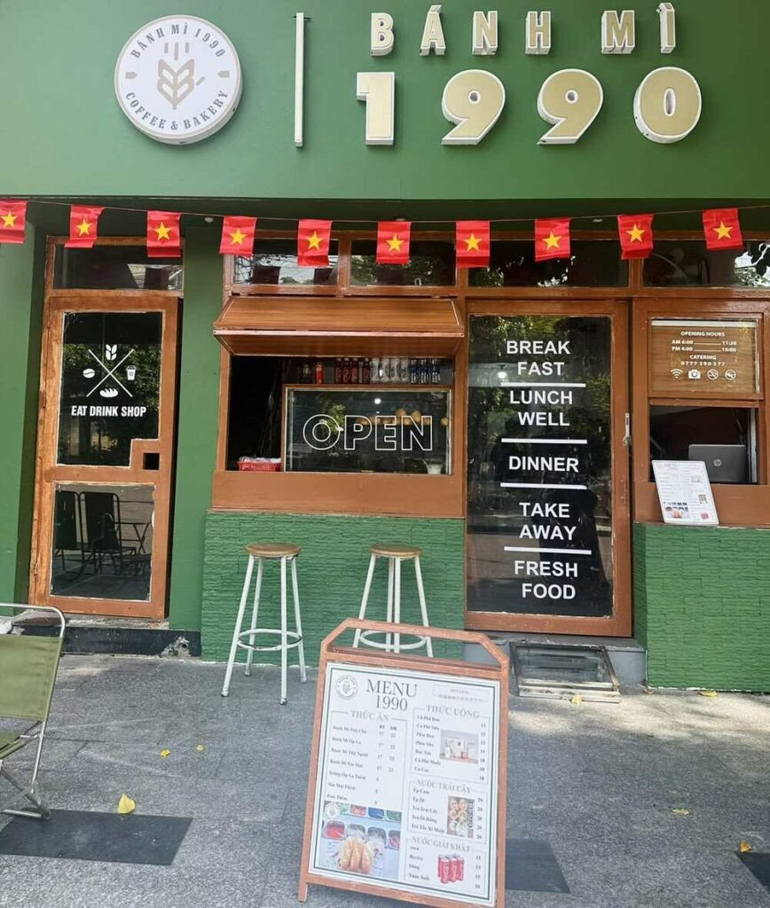 Bánh mì 1990, nơi không gian cổ điển kết hợp với sự hiện đại tạo nên một trải nghiệm thú vị, dễ chịu