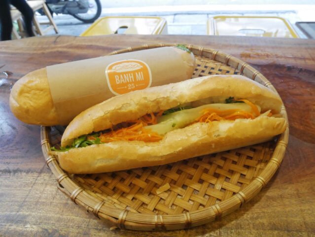 Bánh mì 25 đầy đặn với nhân gà nướng mật ong và rau tươi tại Hà Nội