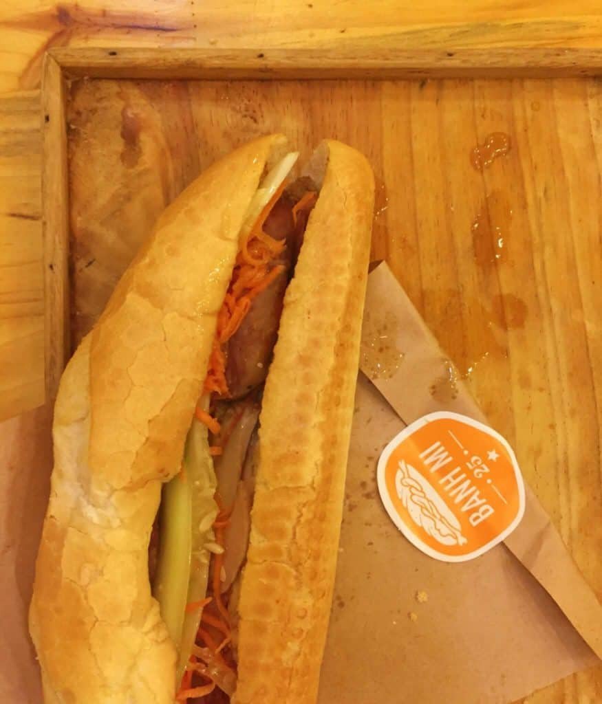 Bánh Mì 25 Hà Nội, điểm đến quen thuộc của du khách quốc tế, cung cấp nhiều lựa chọn bánh mì chay và mặn đa dạng.