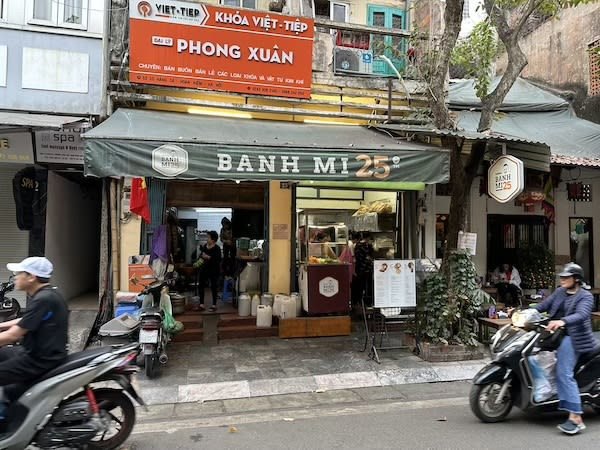 Bánh Mì 25, một trong những địa điểm nổi tiếng nhất về bánh mì Hà Nội