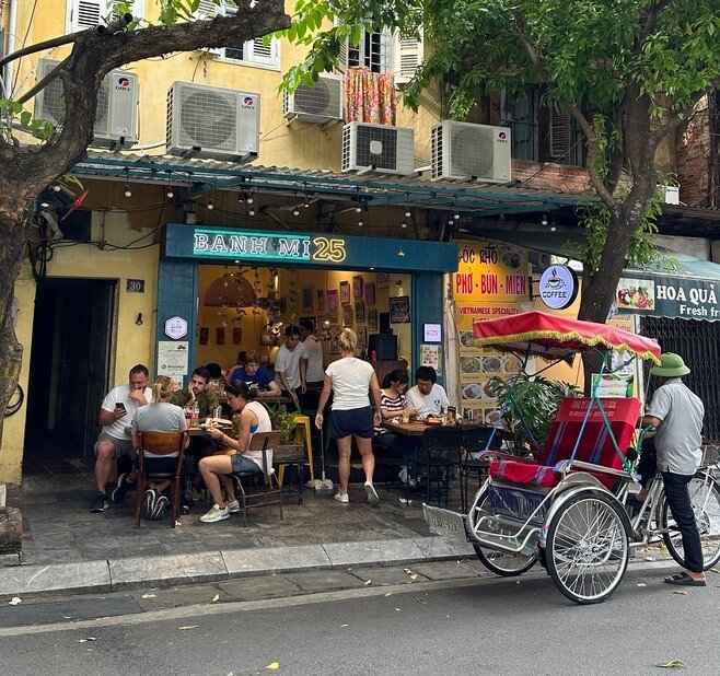 Bánh mì 25 với nhân gà nướng mật ong hấp dẫn