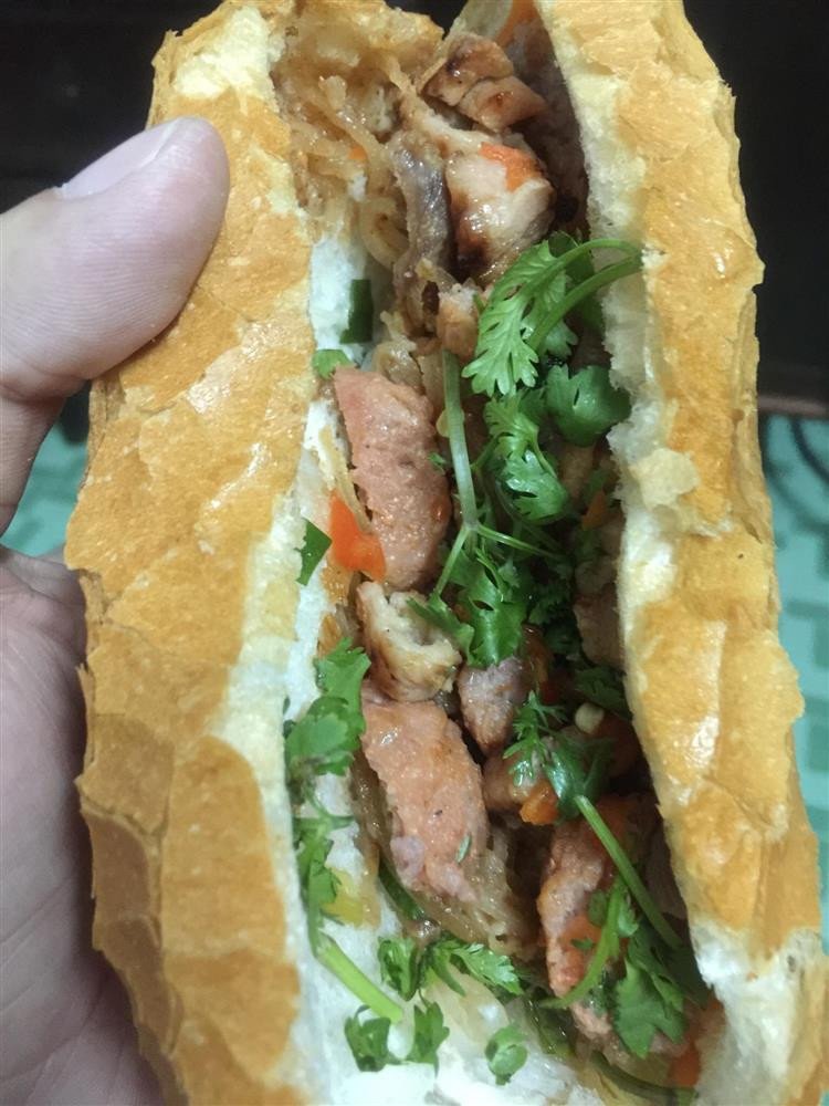 Bánh mì Âm Phủ, món ăn đêm nổi tiếng với nhân thịt nướng và các loại chả đặc trưng
