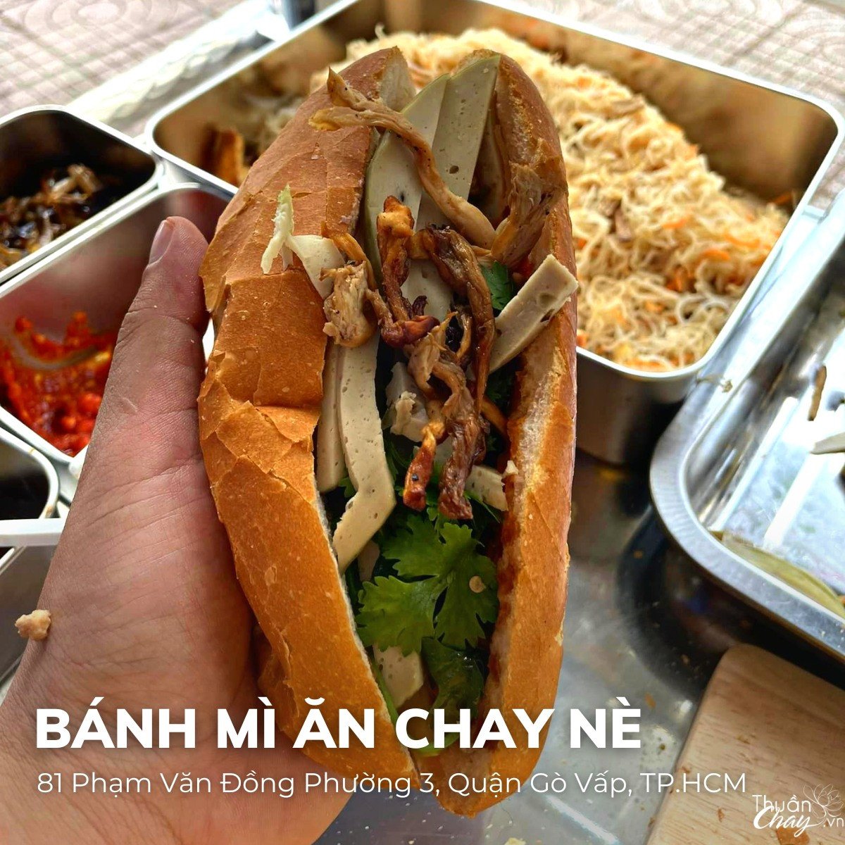 Bánh mì Ăn Chay Nè với nhân đầy đặn và đồ chua hấp dẫn