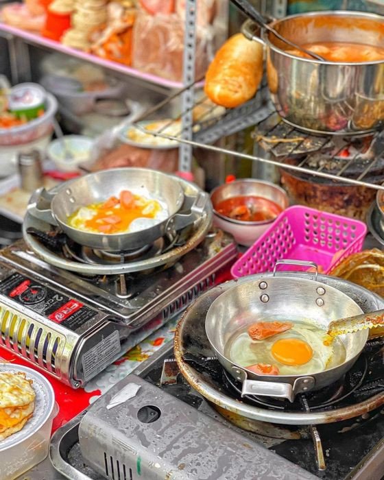 Bánh mì ăn kèm chảo đồ ăn sáng đầy ắp, thơm lừng chuẩn vị Sài Gòn