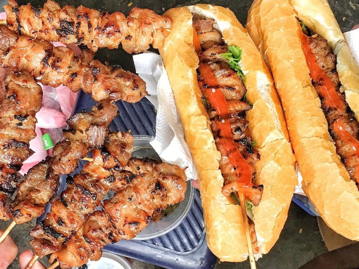 Bánh mì áp chảo An Vũng Tàu với trứng và xíu mại