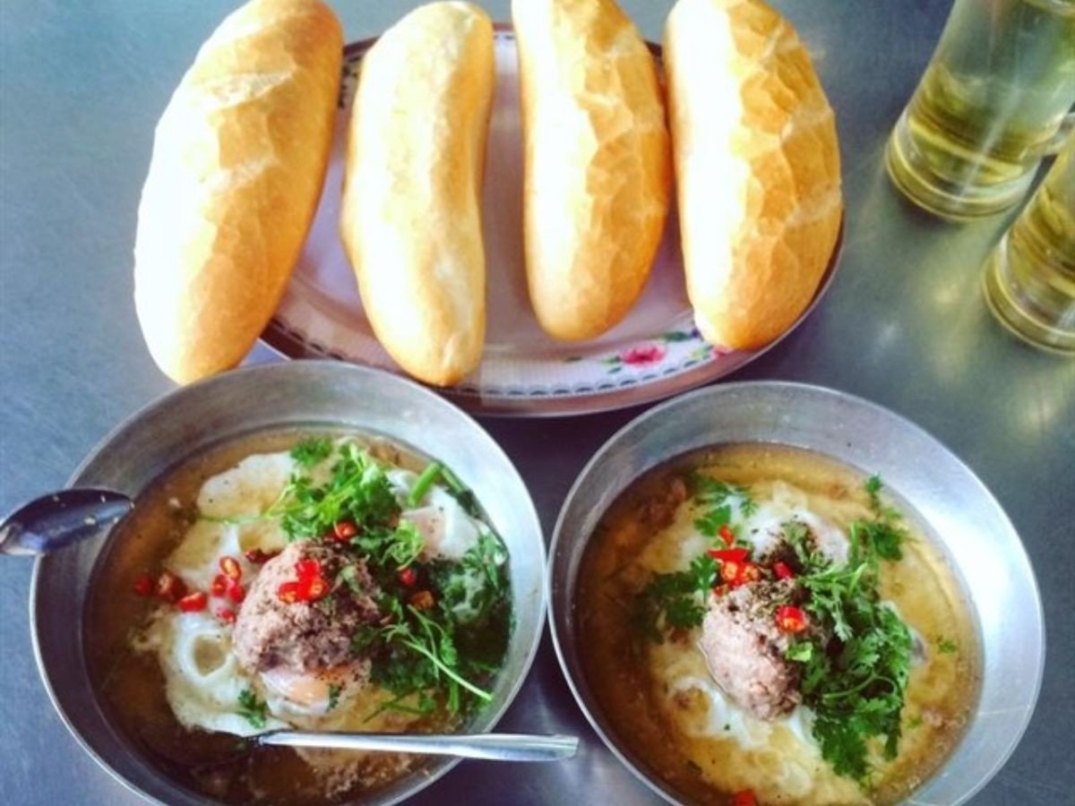 Bánh mì áp chảo King Ika với xíu mại và chả cá