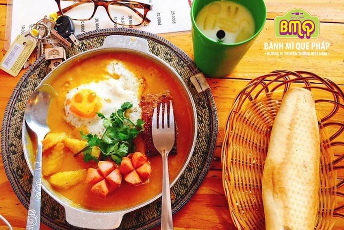 Bánh mì áp chảo pate trứng đầy đủ topping thơm ngon hấp dẫn