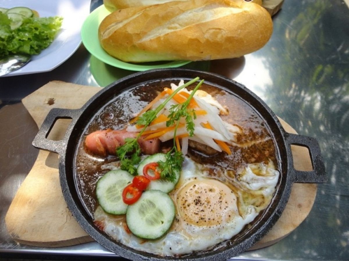 Bánh mì áp chảo Phan Đăng Lưu với xúc xích và trứng
